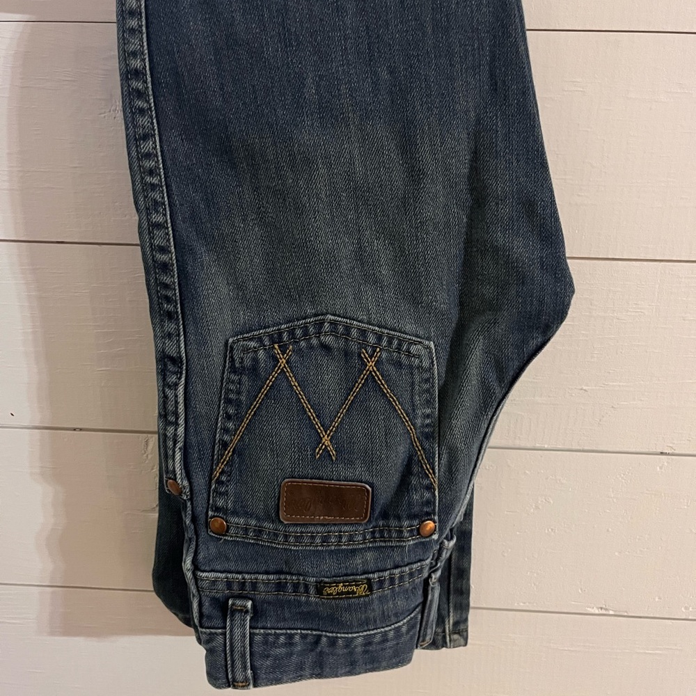 Wrangler Blue Straight-Leg Jeans with Iconic Stitching